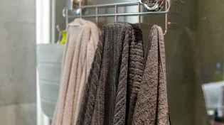 אם אתם תולים את המגבות שלכם ככה, אתם עושים טעות