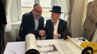 לראשונה מאז השואה: ספר תורה חדש הוכנס לקהילה באולומוץ