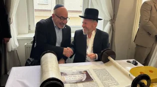 לראשונה מאז השואה: ספר תורה חדש הוכנס לקהילה באולומוץ