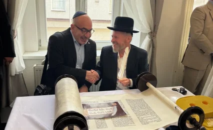 לראשונה מאז השואה: ספר תורה חדש הוכנס לקהילה באולומוץ
