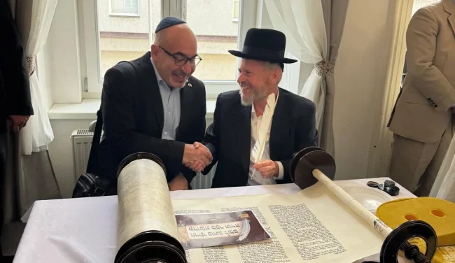 לראשונה מאז השואה: ספר תורה חדש הוכנס לקהילה באולומוץ