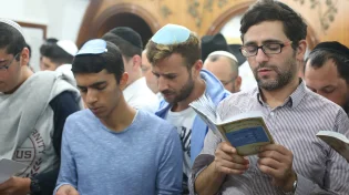 למה יהודים אומרים תהילים בעת צרה? הסוד שמאחורי המזמור
