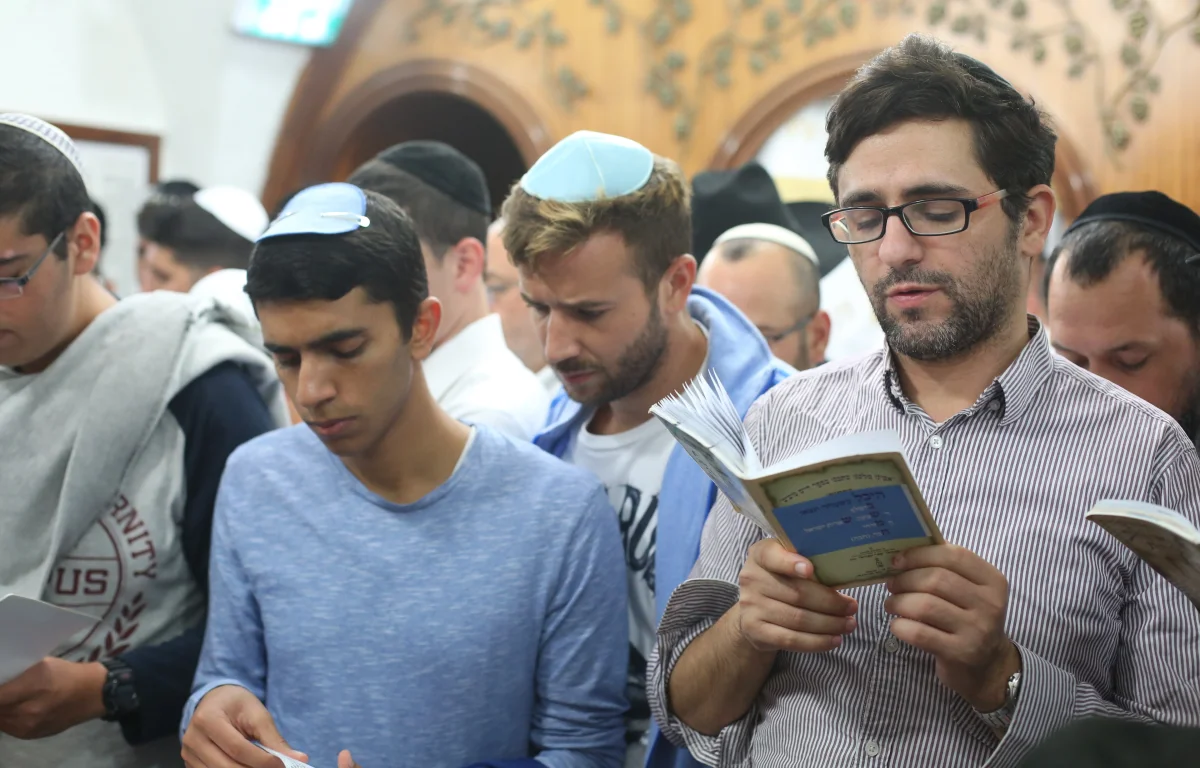 למה יהודים אומרים תהילים בעת צרה? הסוד שמאחורי המזמורים למה יהודים אומרים תהילים בעת צרה? הסוד שמאחורי המזמורים