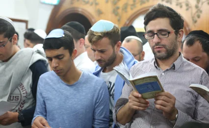 למה יהודים אומרים תהילים בעת צרה? הסוד שמאחורי המזמור
