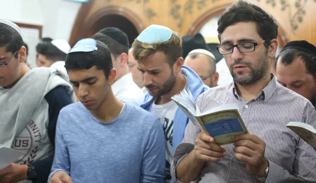 למה יהודים אומרים תהילים בעת צרה? הסוד שמאחורי המזמור
