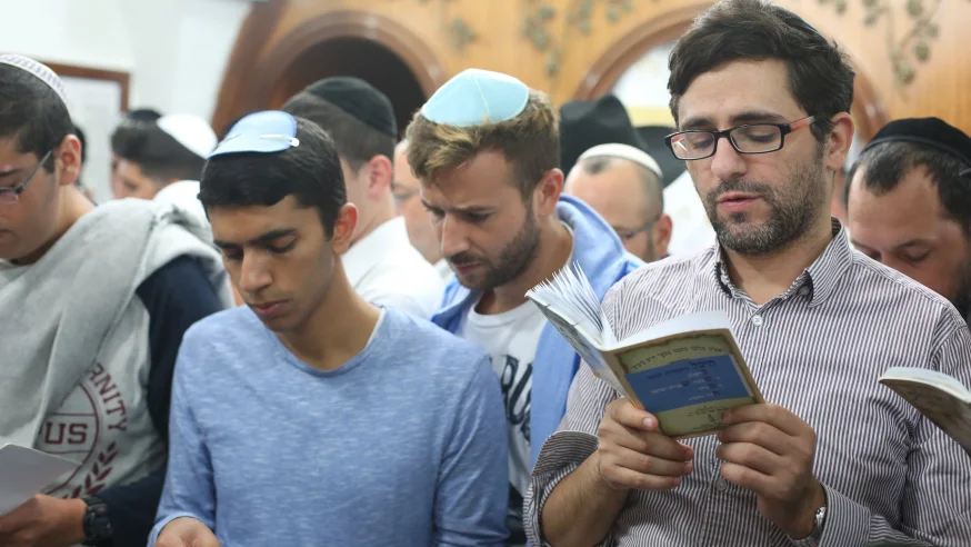 למה יהודים אומרים תהילים בעת צרה? הסוד שמאחורי המזמורים למה יהודים אומרים תהילים בעת צרה? הסוד שמאחורי המזמורים
