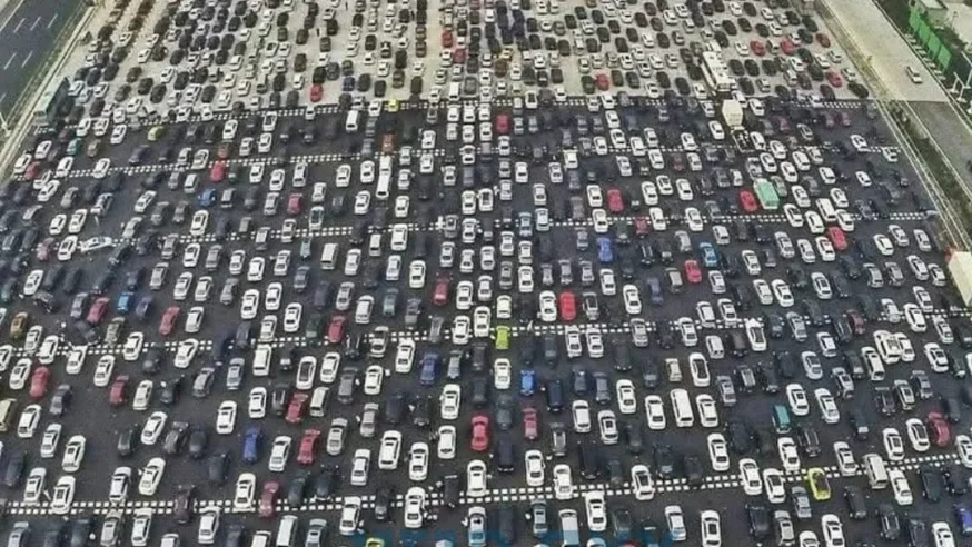 100 ק"מ ו־12 ימים: פקק התנועה ששיתק כביש שלם בסין 100 ק"מ ו־12 ימים: פקק התנועה ששיתק כביש שלם בסין