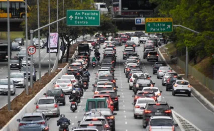 ברזיל: עמדה בפקק, ניפצו את החלון וגנבו לה את הטלפון