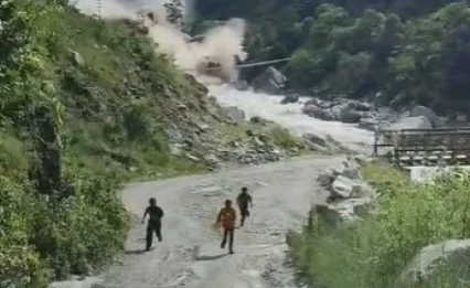 ממדי האסון נחשפים: יותר מאלף הרוגים ואלפים נעדרים