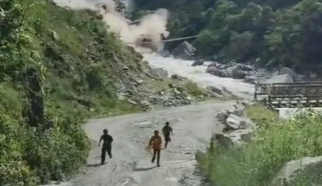 ממדי האסון נחשפים: יותר מאלף הרוגים ואלפים נעדרים
