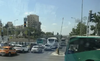 תאונה בכניסה לירושלים: נער חרדי נפגע מאוטובוס