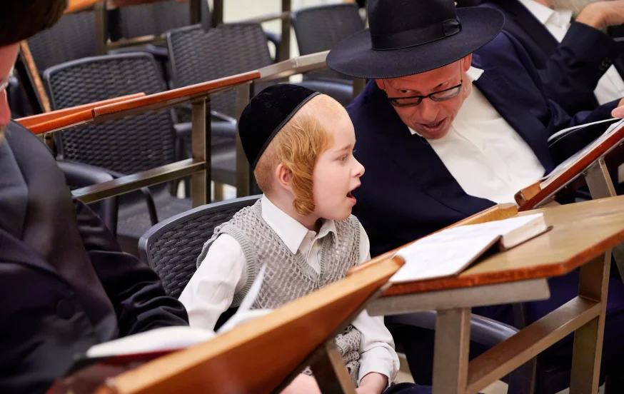 ילד יהודי לומד עם סבו תורה