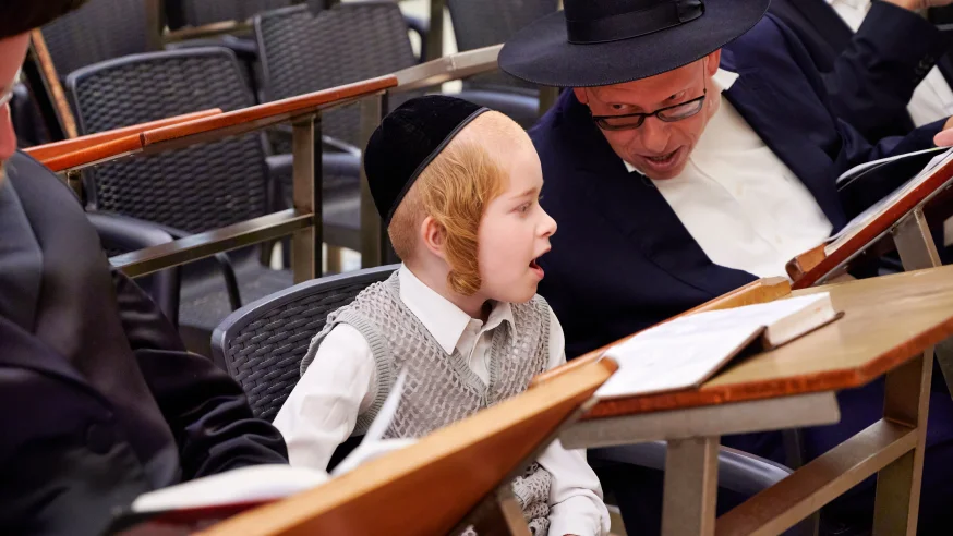 ילד יהודי לומד עם סבו תורה ילד יהודי לומד עם סבו תורה