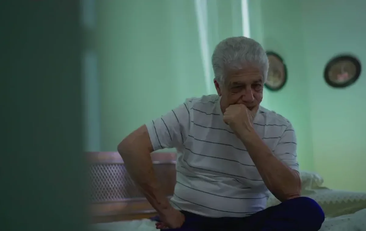 איש מבוגר חושב