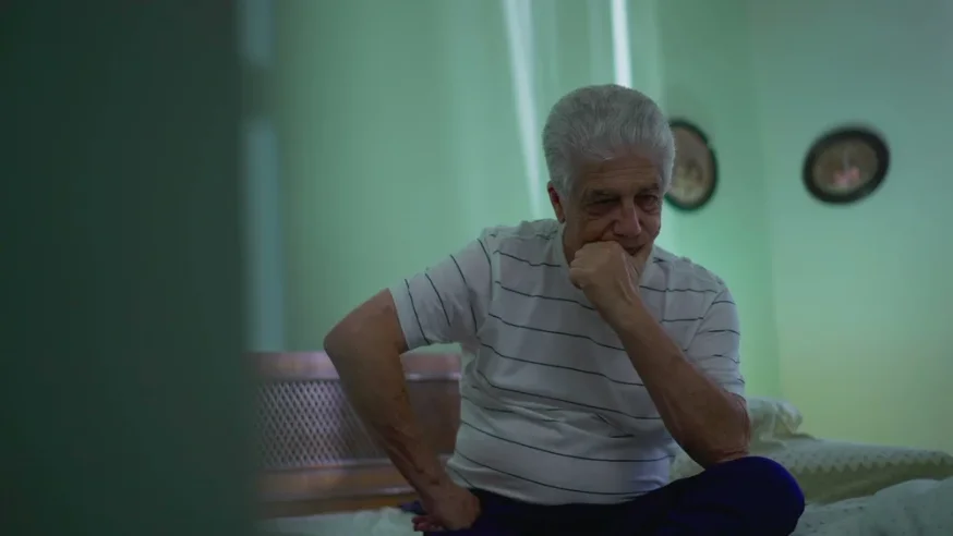 איש מבוגר חושב איש מבוגר חושב