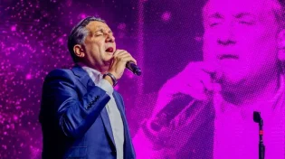 חיים ישראל חושף: "מה באמת לא רואים כשאני עולה על הבמה"