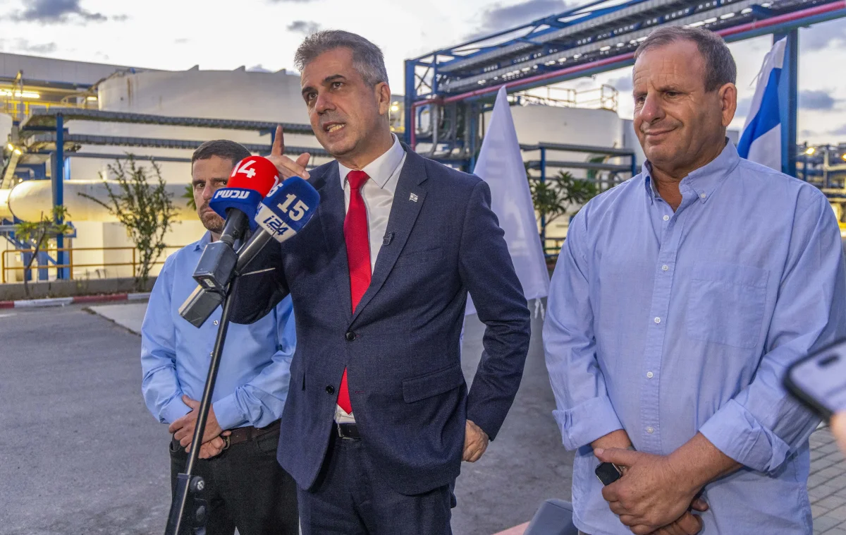 שר האנרגיה והתשתיות אלי כהן במתקן להתפלת מים