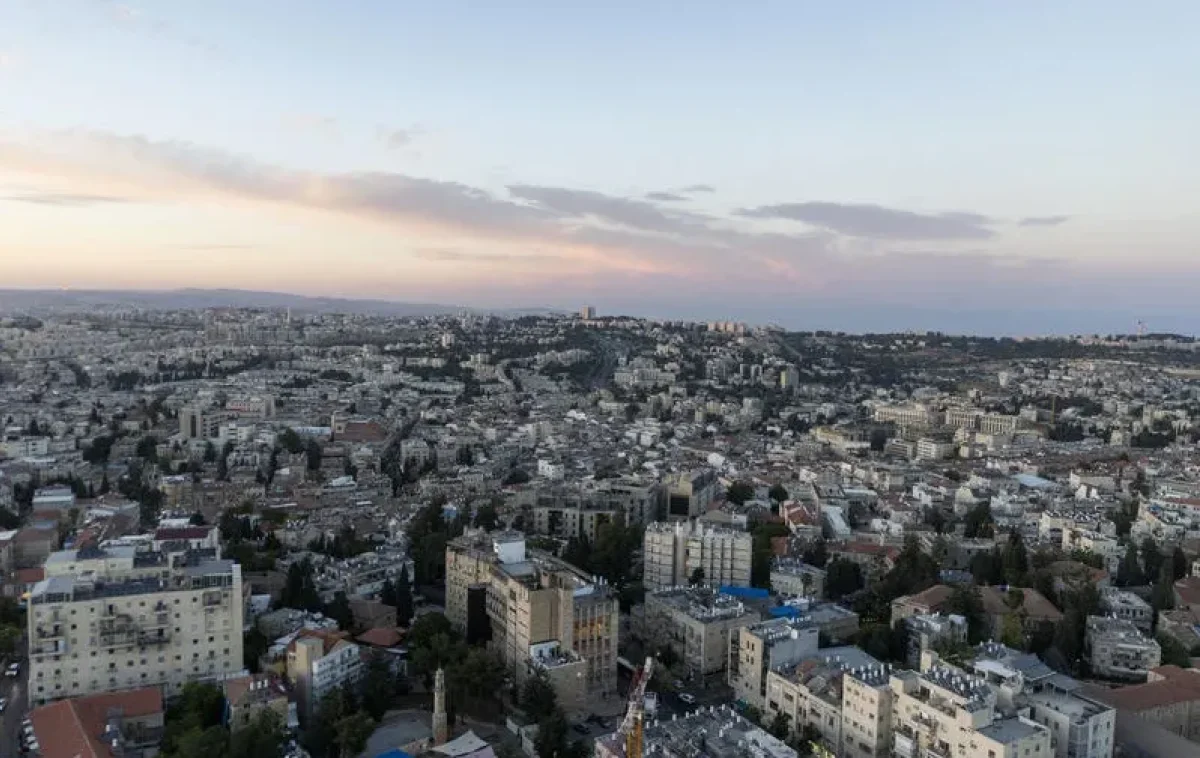נוף ממעוף הציפור על ירושלים בשקיעה