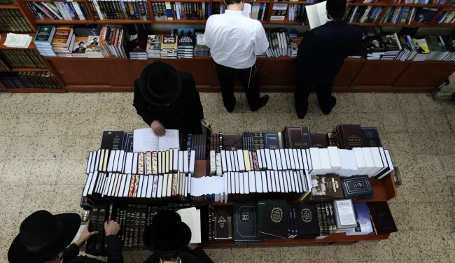 הוא נכנס בלי כיפה לקנות סידור - ואז הכול השתנה