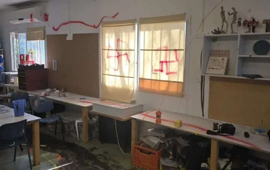 צלבי הקרס שרוססו בבית הספר בפרדס חנה צלבי הקרס שרוססו בבית הספר בפרדס חנה