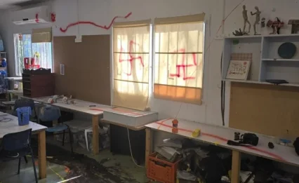 זעזוע בפרדס חנה: צלבי קרס רוססו בבית ספר