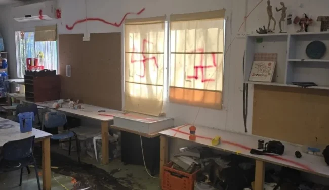 זעזוע בפרדס חנה: צלבי קרס רוססו בבית ספר