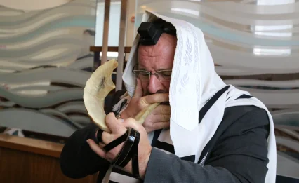 השופר כבר קורא, אבל האם אנחנו באמת עושים משהו?