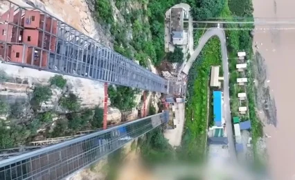 המעלית שנבנתה על צוק כדי לקחת ילדים לבית הספר