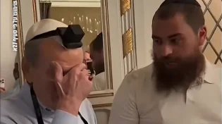 תיעוד מרגש: ניצול השואה הניח תפילין בגיל 96