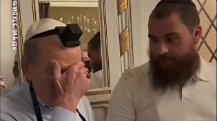 תיעוד מרגש: ניצול השואה הניח תפילין בגיל 96