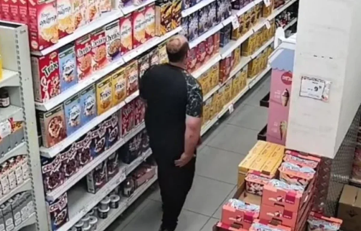 החשוד כפי שנצפה במצלמות החשוד כפי שנצפה במצלמות