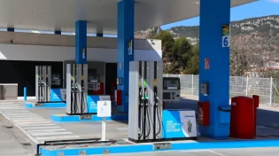 נסע 140 קילומטרים ואז גילה את מי שכח בתחנת הדלק