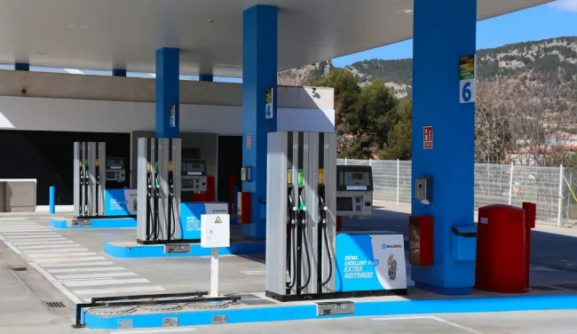 נסע 140 קילומטרים ואז גילה את מי שכח בתחנת הדלק