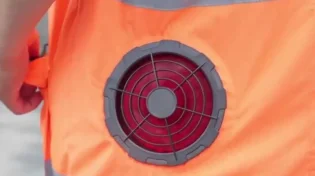 חם לכם? בסין כבר לובשים את המזגן על הגוף