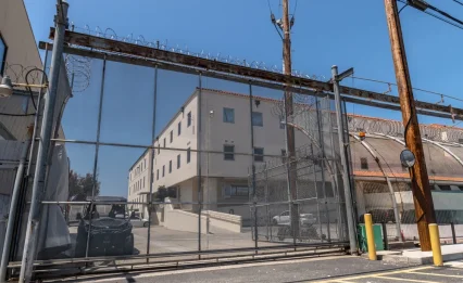 מאחורי החומות: זה הכלא שבו האסירים קובעים הכול