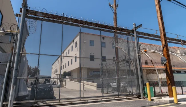 מאחורי החומות: זה הכלא שבו האסירים קובעים הכול