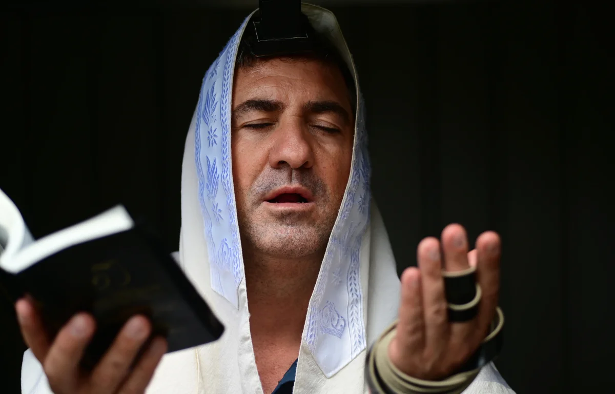 יהודי מתפלל בערב יום כיפור יהודי מתפלל בערב יום כיפור