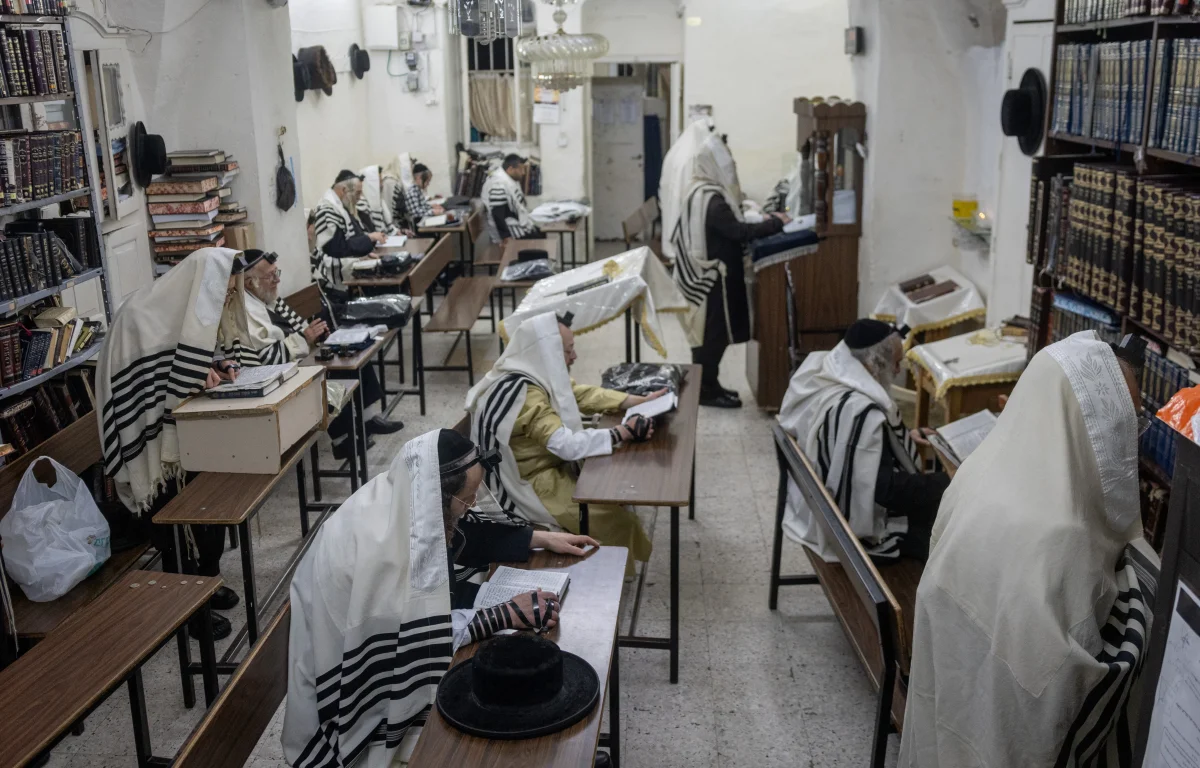 יהודים מתפללים בערב יום כיפור יהודים מתפללים בערב יום כיפור