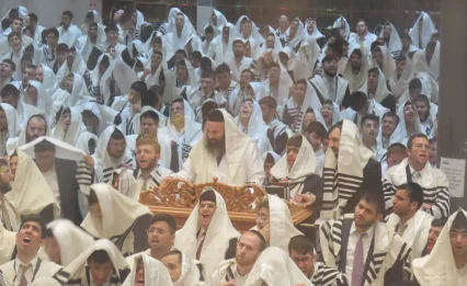 מעמד מרומם ברכסים: 1,400 בני ישיבה ביום הכיפורים