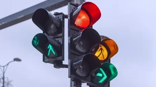 הזוי: גמלאים השביתו רמזור כי הוא "מסוגל להרוג בני אדם"