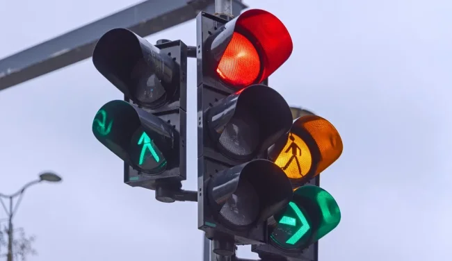 הזוי: גמלאים השביתו רמזור כי הוא "מסוגל להרוג בני אדם"