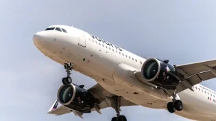 הנוסעים חיכו על המטוס 14 שעות, ואז נחשף מה קרה לטייסים