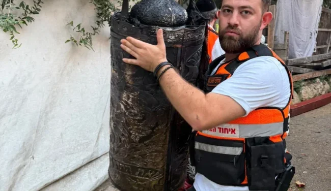 אבל כבד בערב החג: עשרה ספרי תורה נשרפו בירושלים