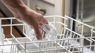 הכוסות עכורות מהמדיח? הבדיקה שתגלה אם אפשר להציל אותן