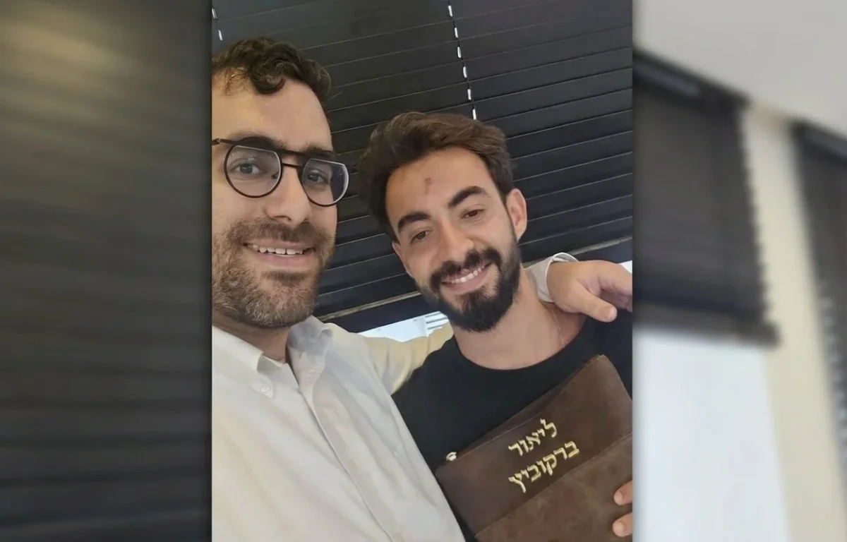 ליאור ברקוביץ' יחד עם התפילין ועם דוד ברעם ליאור ברקוביץ' יחד עם התפילין ועם דוד ברעם