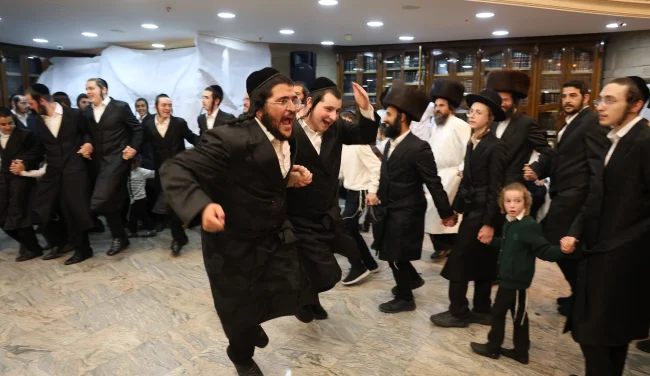 למה רוקדים במעגל בשמחת תורה? התשובה מפתיעה