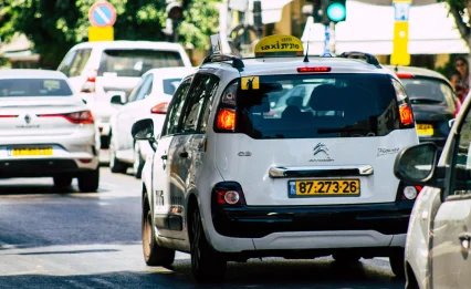 היא ירדה מהמונית בגלל עיקרון, ואז קרה הבלתי צפוי