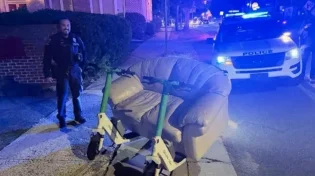 ספה על שני קורקינטים: הנסיעה שהסתיימה במפגש עם המשטרה