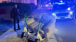 ספה על שני קורקינטים: הנסיעה שהסתיימה במפגש עם המשטרה