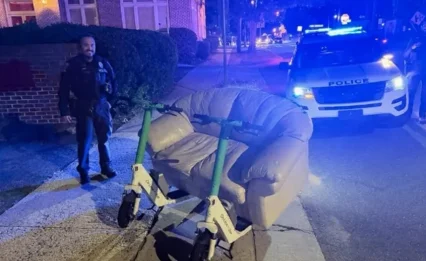 ספה על שני קורקינטים: הנסיעה שהסתיימה במפגש עם המשטרה